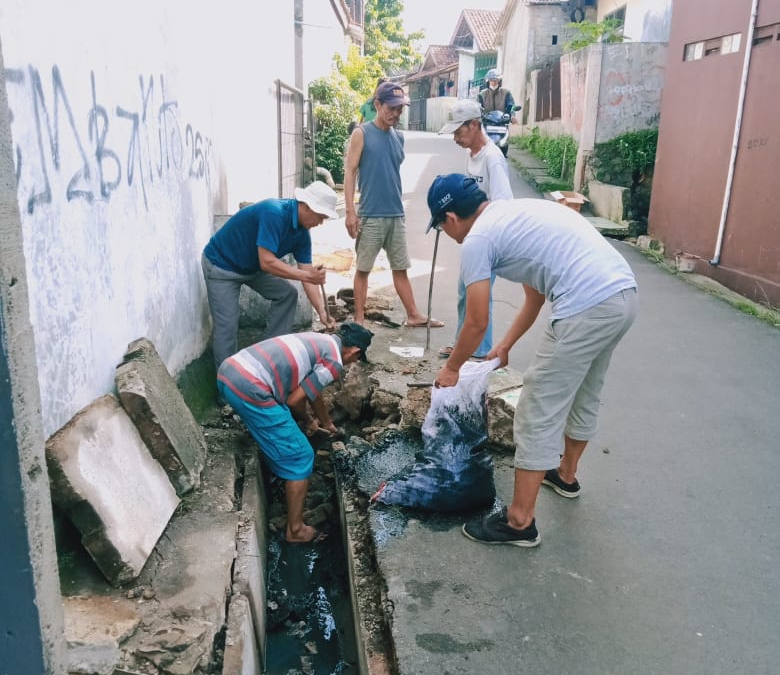 Cegah DBD, Ketua RT Ajak Warga Bersih-bersih Lingkungan Warga kerja bakti serta melakukan fogging untuk menekan penyebaran DBD. (din)