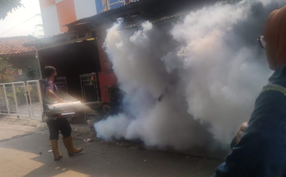 Cegah DBD, Pemukiman Sekitaran PT Indah Kiat Tangerang Difogging Tampak petugas saat melakukan fogging di perumahan sekitar PT Indah Kiat Tangerang. Foto : Ist