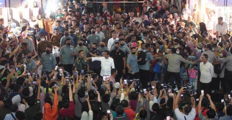 Ceritakan Isi Pertemuan Dengan 6 Ketum Partai Presiden Jokowi saat berada di Pasar Tanah Abang. Foto : Setpres