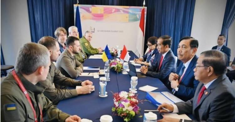 Depan Zelensky, Jokowi Tegaskan Kesiapan Indonesia Jadi Jembatan Perdamaian Ukraina-Rusia Foto : Ist