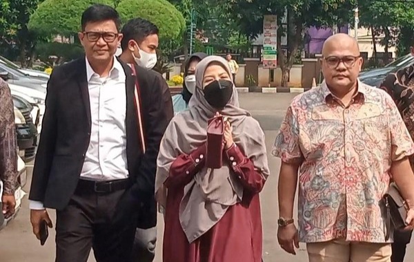 Natasha bersama Pengacara saat menghadiri acara sidang perceraian. Foto ; Ist