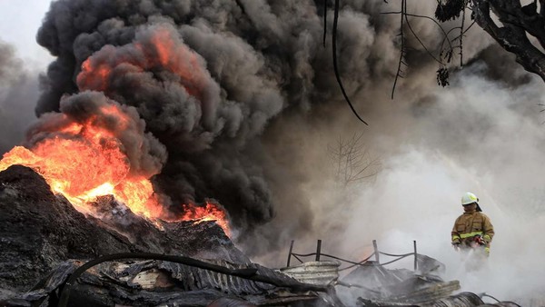 Diduga Korslet, Kebakaran Pabrik di Kalideres Berhasil Dipadamkan Selama 5 jam Foto : Ist