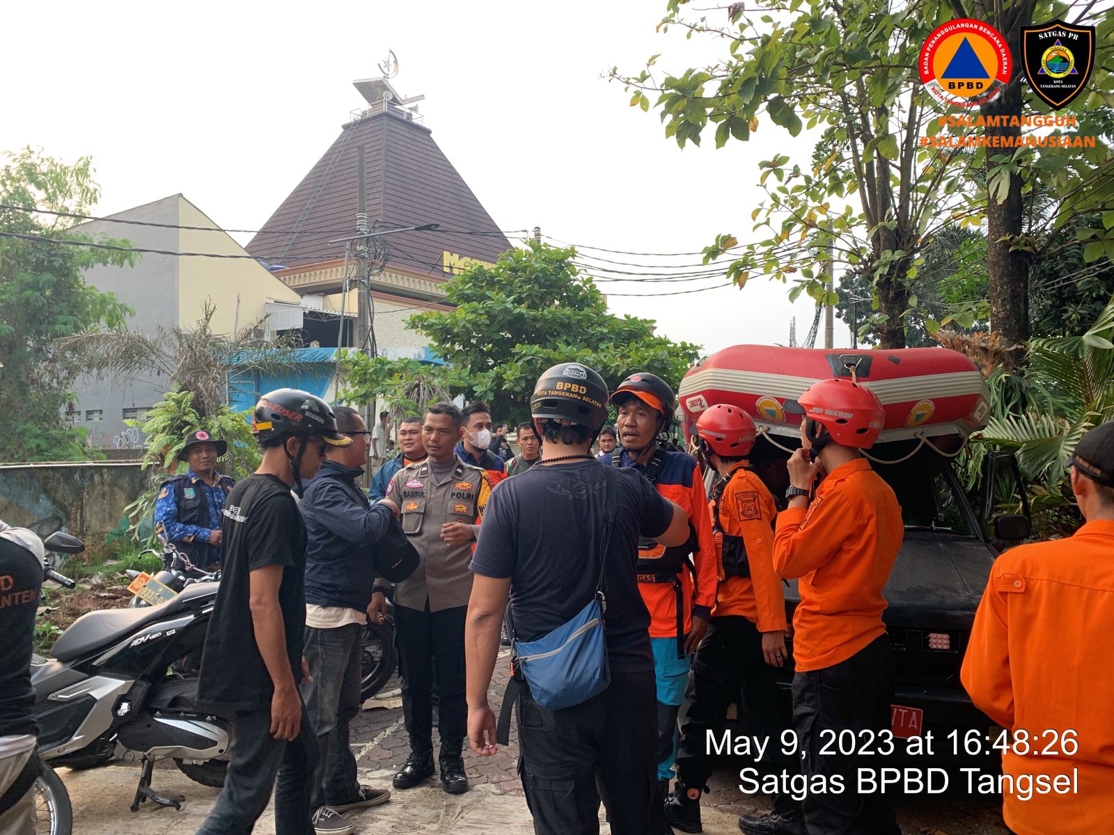 Tim BPBD bersama Satpol PP, Kepolisian, dan relawan SAR sudah berada di lokasi, Selasa (9/5). (Ist)