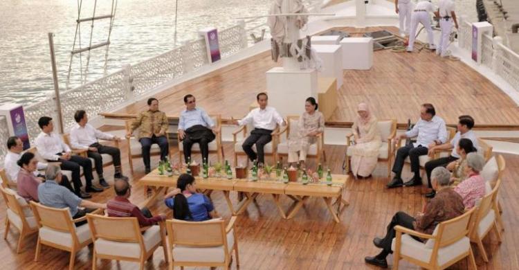 Dimanjakan Jokowi Di Labuan Bajo, Pemimpin ASEAN Happy Para Kepala Negara saat santai sambil berdiskusi diatas kapal di Labuan Bajo. Fotot : Setpres