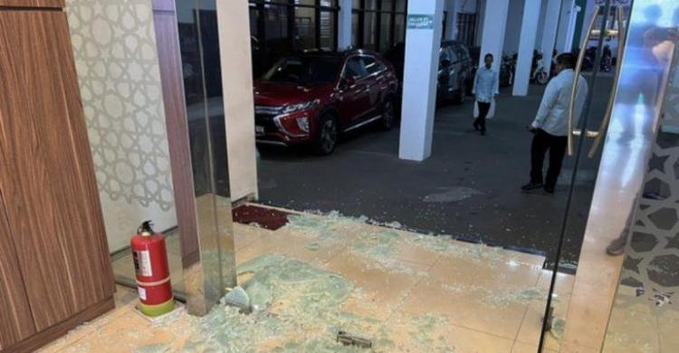 Bangunan kantor MUI yang pecah kacanya. Foto : Ist