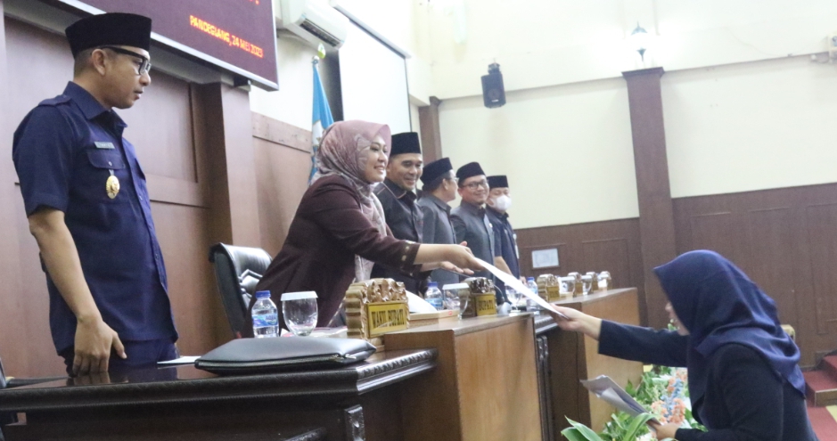 Ketua Bapemperda, Rika Kartikasari menyerahkan nota penjelasan dua raperda inisiatif dewan, Rabu (24/5/2023).(Istimewa)