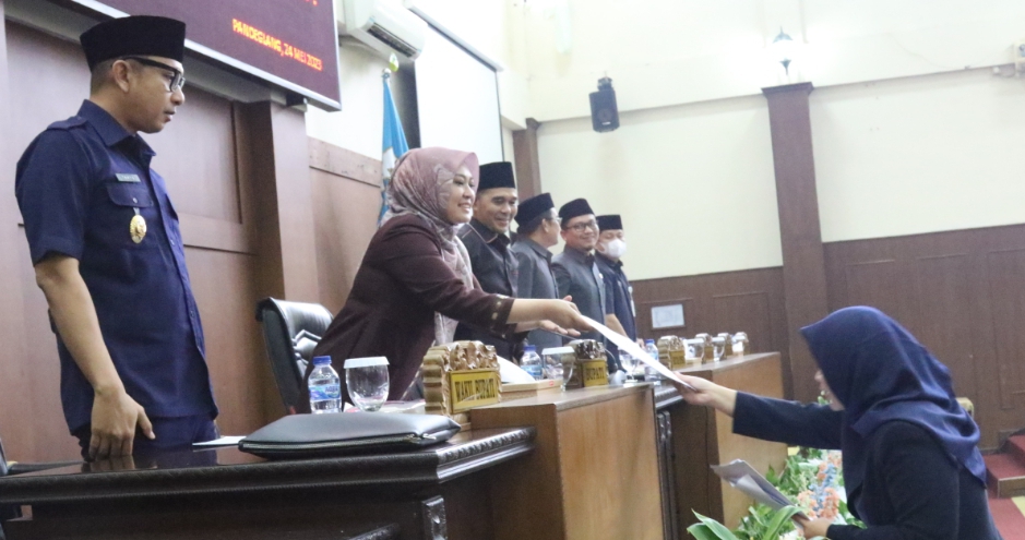 DPRD Pandeglang Usulkan Dua Raperda Ketua Bapemperda, Rika Kartikasari menyerahkan nota penjelasan dua raperda inisiatif dewan, Rabu (24/5/2023).(Istimewa)