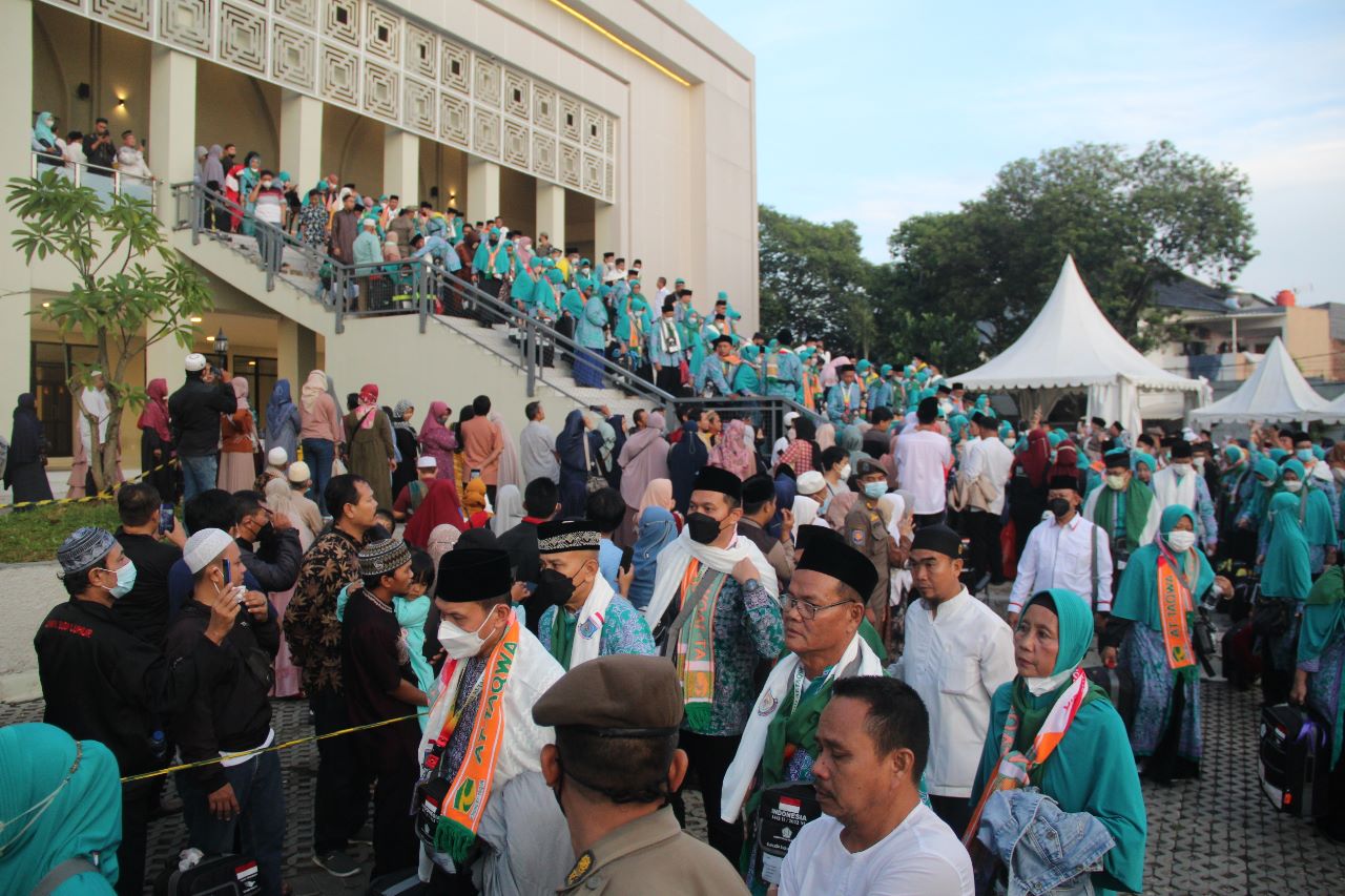 Hari ini Jamaah Haji Kloter 10 Kota Tangsel Dilepas Wali Kota Suasana pelepasan jamaah haji Tangsel pada tahun haji 2022 lalu. (din)