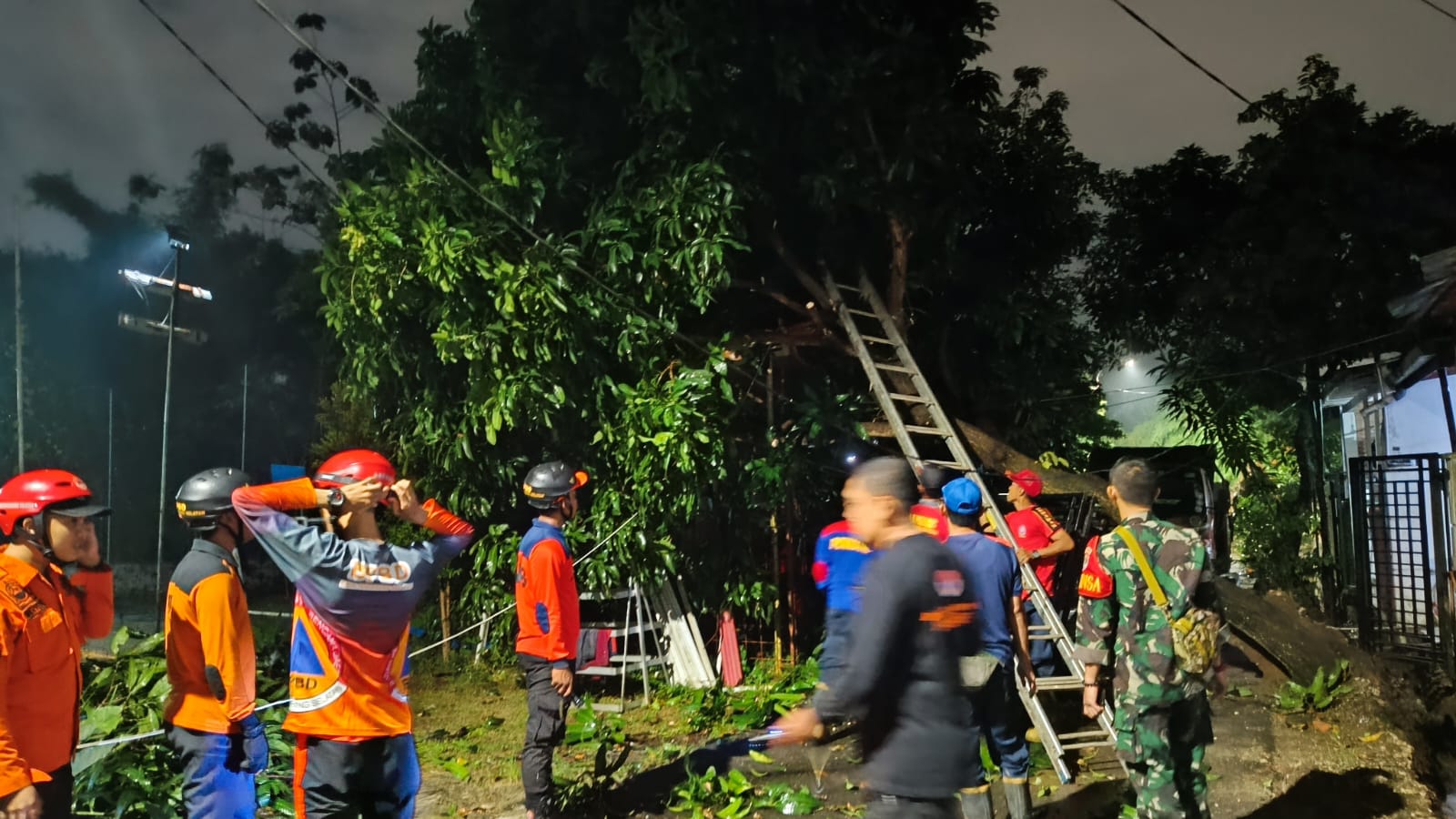 Hujan deras dan angin kencang yang menerpa pada sore hari sebabkan bencana longsor di Jalan Nn RT03/01, Kademangan, Setu, Tangerang Selatan (Tangsel), Sabtu (13/5/2023). (Ist)