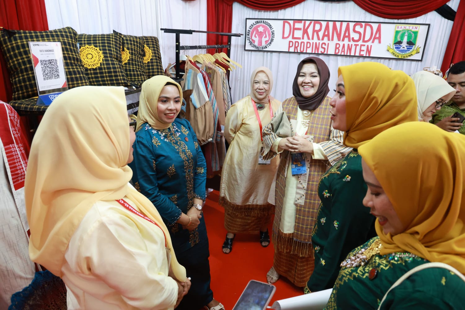 HUT DEKRANAS Ke-43, Kerajinan Tangan Provinsi Banten Laris Manis Foto : Humas Pemprov