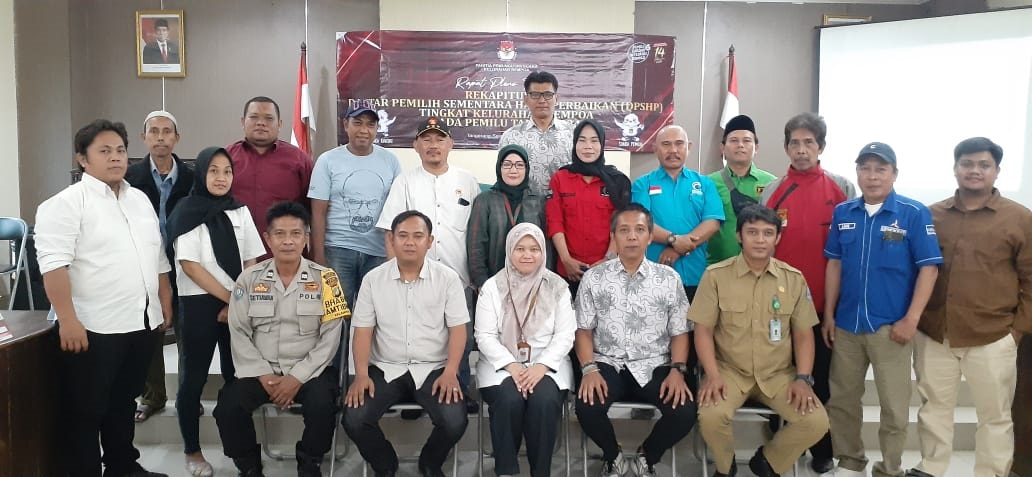 Jumlah Pemilih Potensial Capai 393 Foto bersama di sela rapat pleno terbuka, Rekapitulasi Daftar Pemilih Hasil Perbaikan-Daftar Pemilih Sementara (RDPHP-DPS) Pemilu 2024, yang diselenggarakan PPS Rempoa. (din)