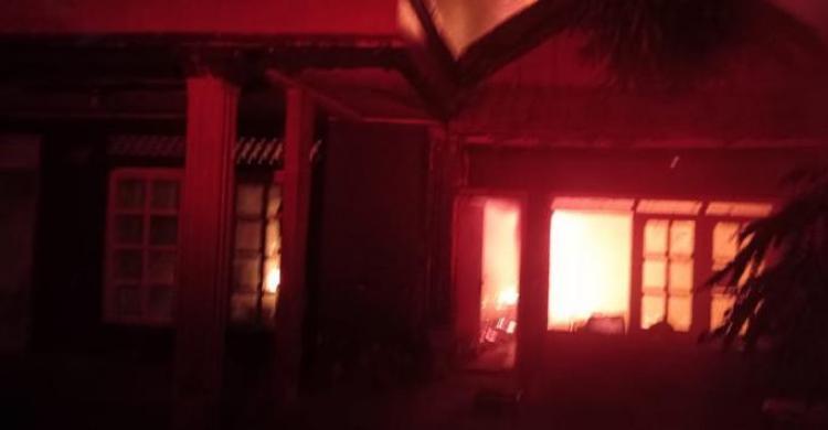 Rumah yang terbakar di Kramat Jati. Foto : Ist