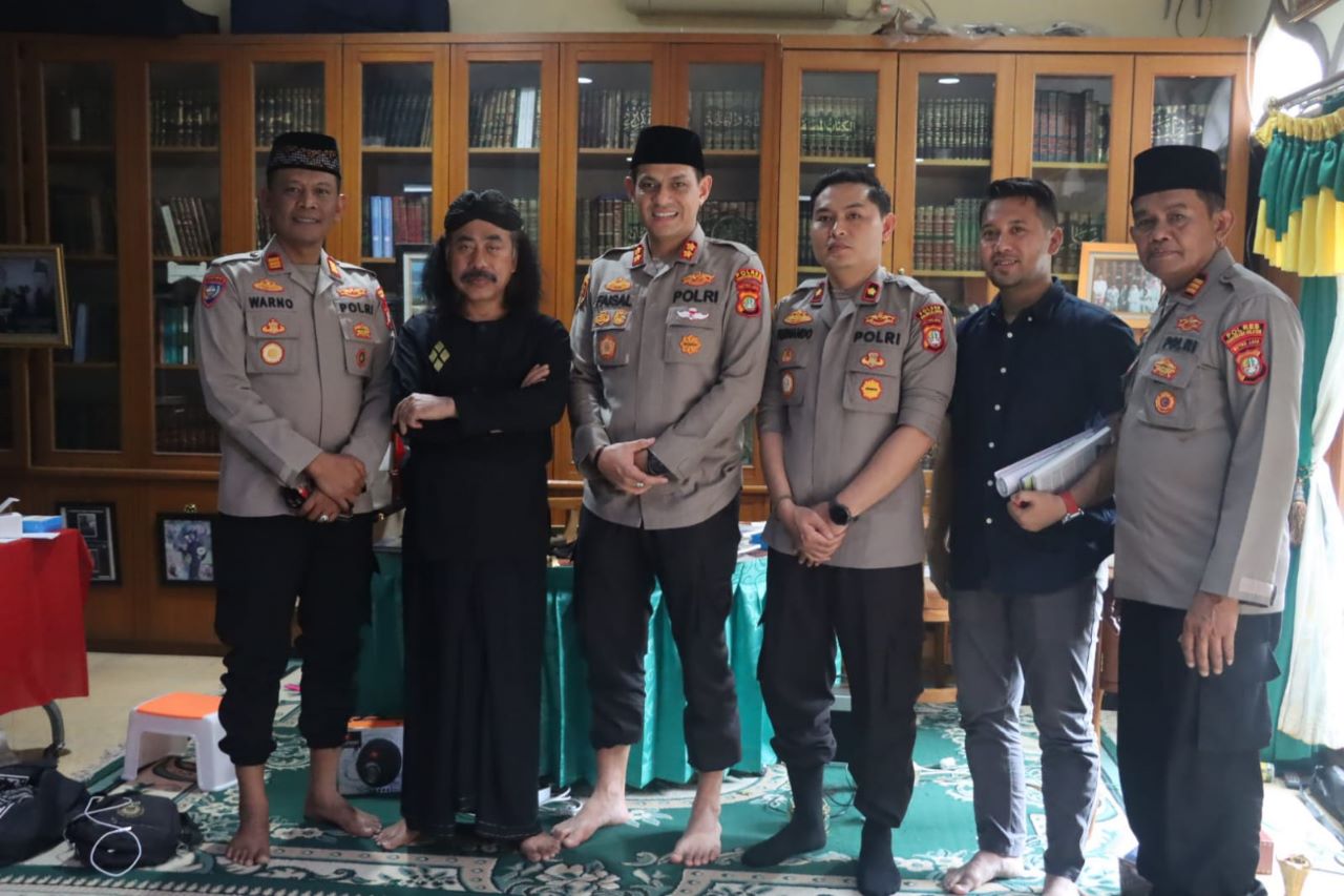 Kapolres Tangsel AKBP Faisal Febrianto menggelar kegiatan silaturahmi ke Pondok Pesantren (Ponpes) Ummul Qura, Kelurahan Pondok Cabe Ilir, Kecamatan Pamulang, Jumat (25/5).(dra)