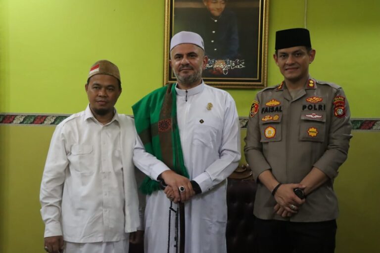 Kapolres Tangsel Silaturahmi Ke Ulama Kapolres Tangsel AKBP Faisal Febrianto melakukan kunjngan dan silaturahmi ke Pondok Pesantren Miftahul Khaer yang beralamat di Jalan Diklat Pemda, RT. 02 / RW.15, Sukabakti, Curug, Kabupaten Tangerang, Rabu (10/5). (dra)