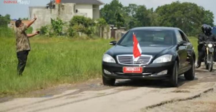 Kata Warga, Kayak Pecel Diulek Mobil Kepresidenan saat melewati jalan berlubang di Lampung. Foto : Setpresg