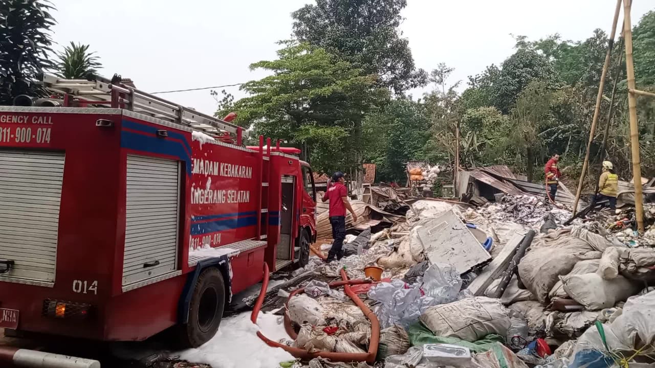 Kebakaran Lapak Barang Bekas, 2 Mobil & 5 Motor Hangus Ist