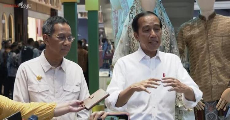 Kenapa NasDem Tidak Diundang Dalam Pertemuan Bos Parpol Di Istana? Ini Jawaban Jokowi... Presiden Jokowi saat mengunjungi Sarinah Kamis (4/5). Foto : Setpres