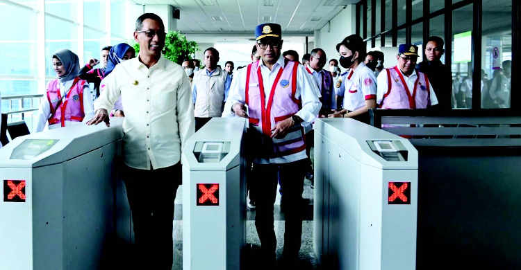 Pj Gubernur DKI Heru Budi dan Menhub Budi Karya saat meninjau salah satu fasilitas Stasiun Kereta di Jakarta. Foto : Ist