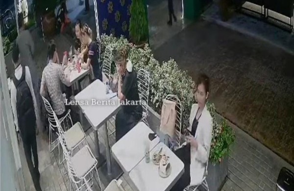 Komplotan Pencuri Tas di Jaksel Sempat Kabur dengan Mobil Pria dengan tas punggung berhasil menggondol tas yang berada dalam restoran. Foto : Ist