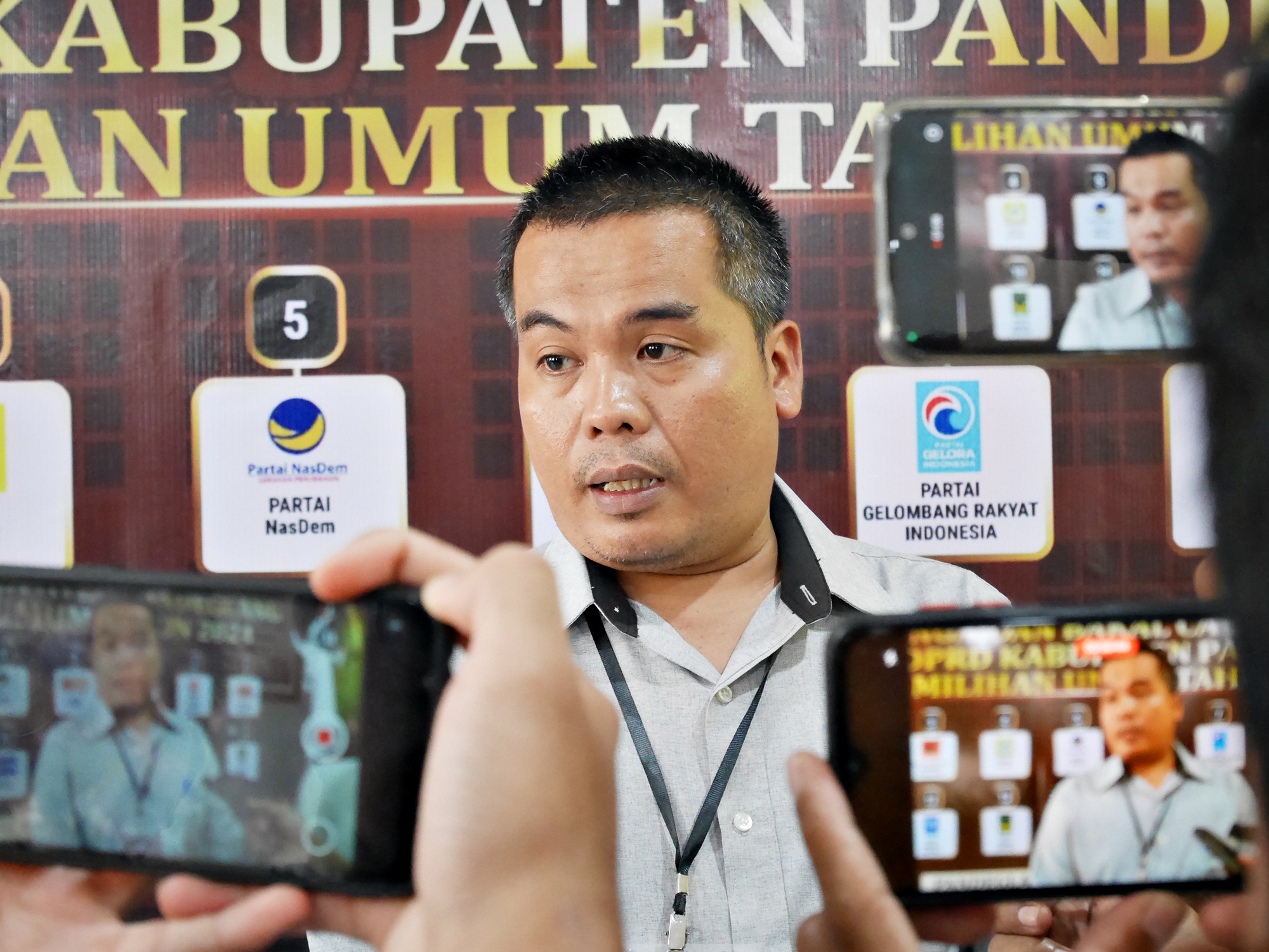 Ketua KPU Pandeglang, Ahmad Sujai, saat menyampaikan keterangan pers.(Ari Supriadi/Tangsel Pos)