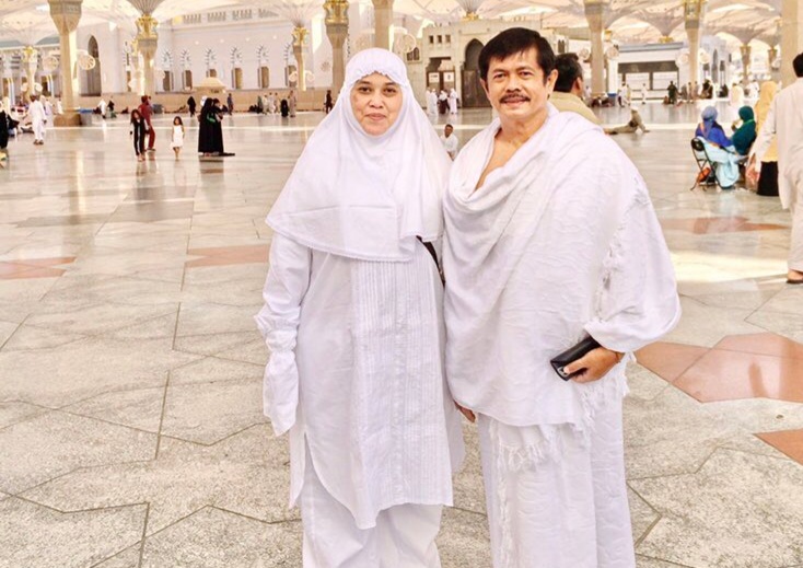 Pelatih Indra Sjafri menunaikan ibadah Umrah bersama keluarga. Foto : Ist.