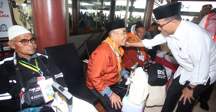 Layani 220 Ribu Jemaah Haji Menhub Budi Karya Sumadi bersama jamaah haji di Terminal II Soekarno-Hatta. Foto : Ist