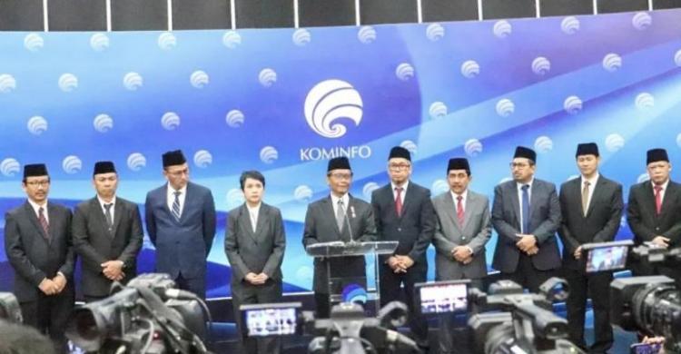 Mahfud: Proses Hukum Kasus BTS Kominfo Tak Menyasar Sembarang Orang Plt Menkominfo Mahfud MD saat melantik pejabat baru dilingkungan Kominfo. Foto ; Ist