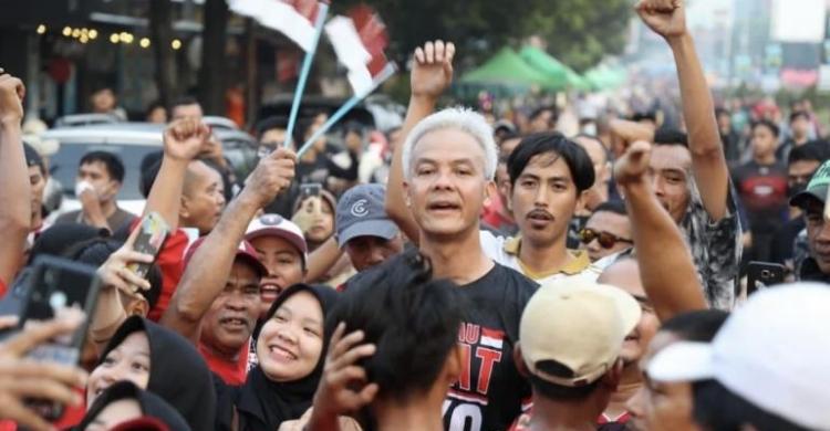 Makjleb! Ganjar Balas Sindiran Anies Soal Lari Pagi Lewat Kaus Di Serang Foto : Ist