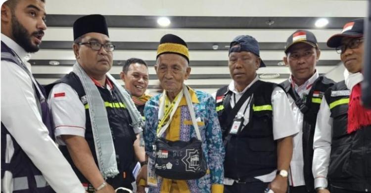 Mbah Harun jamaah tertua asal Jawa Timur sudah sampai di Madinah. Foto : Ist