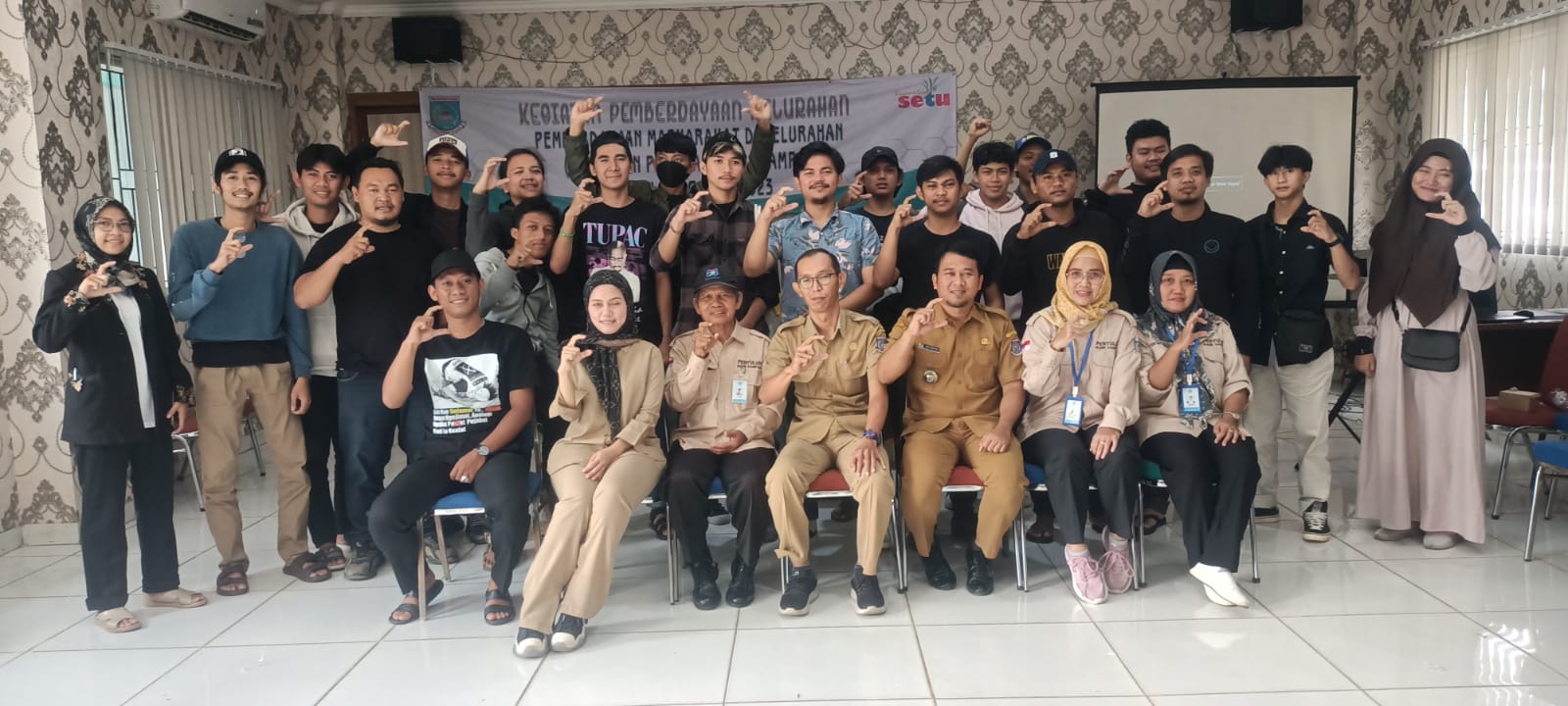 Melihat Pelatihan Pengelolaan Sampah Di Kelurahan Setu Para pemuda yang merupakan anggota Karang Taruna mengikuti pelatihan pengelolaan sampah. (din)