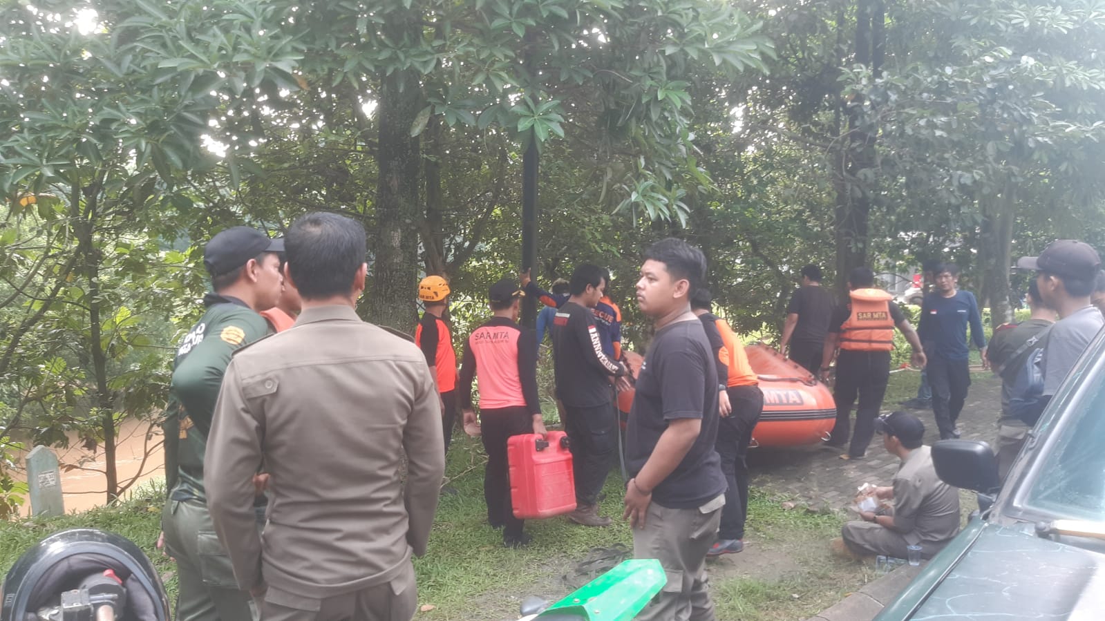 Proses pencarian korban hanyut di Pamulang, Tangsel. Foto : Ist)