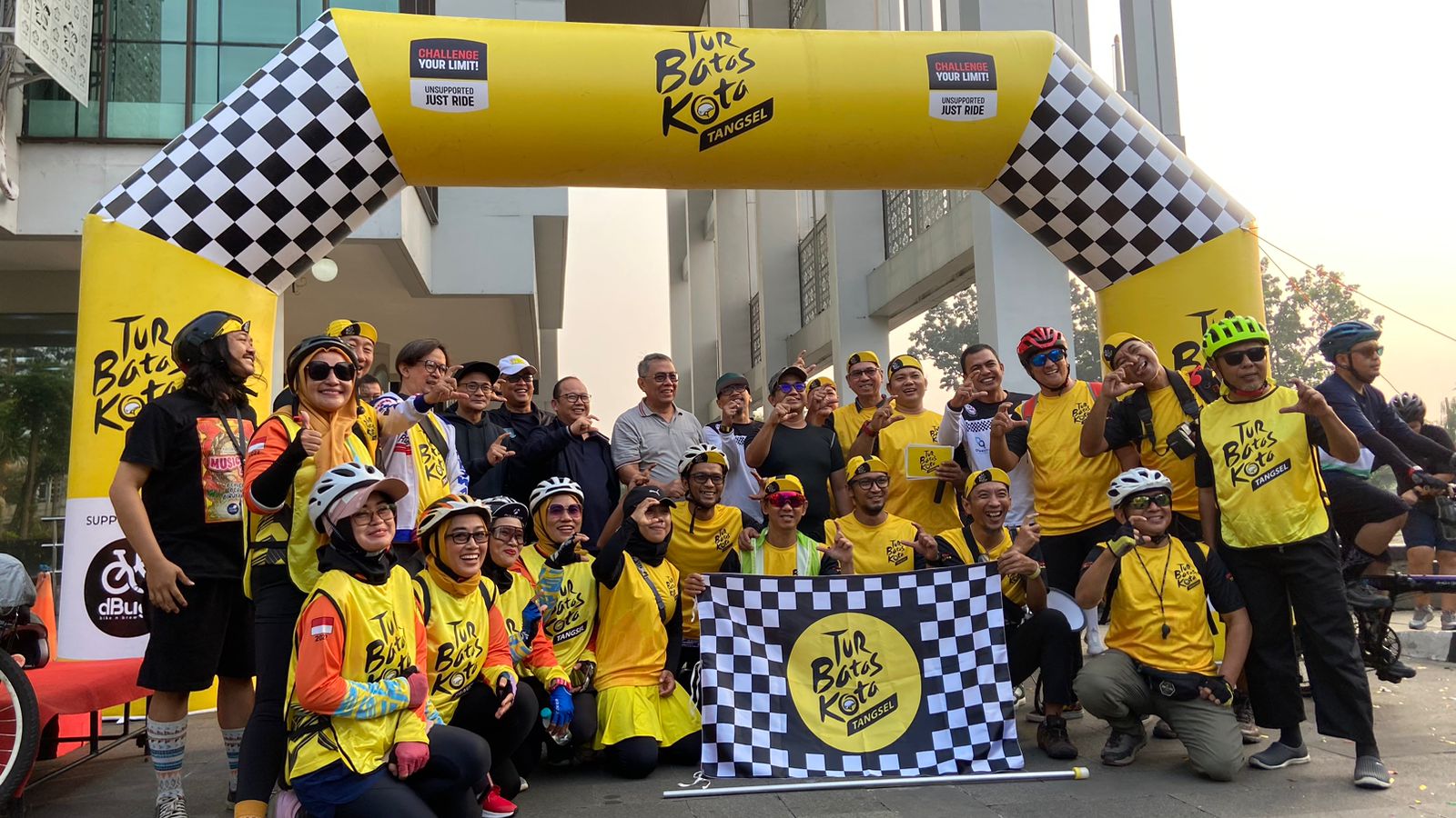 Mengikuti Tur Batas Kota Cycling Challenge Sebanyak 1044 peserta ikut meramaikan kegiatan TBK Cycling Challenge, yang dilepas langsung oleh Walikota Tangsel Benyamin Davnie dan Ketua DPRD Kota Tangsel Abdul Rasyid. (dra)