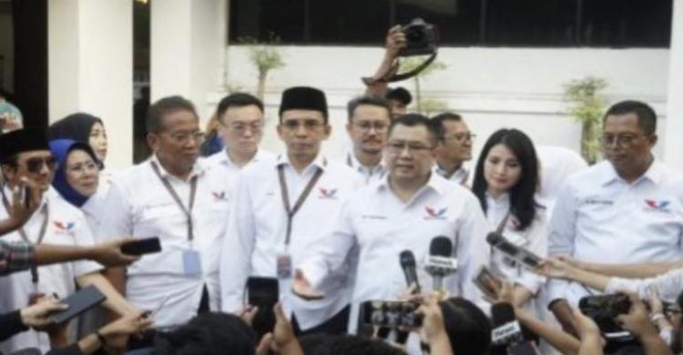 Meriah! Perindo Hadirkan Limbad Hingga 16 Gerobak Makan Gratis Saat Daftar Caleg Ke KPU Foto : Ist