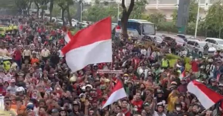 Merinding, Puluhan Ribu Warga Antusias Sambut Pawai Marselino Cs Foto : Ist