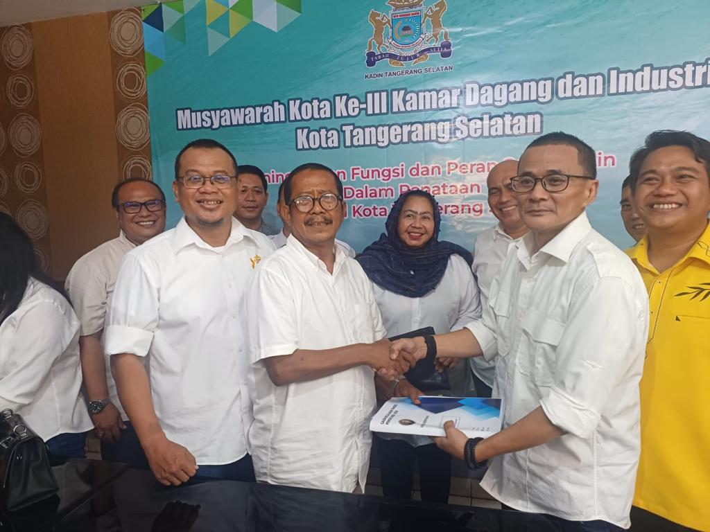 Muskot Kadin Bakal Aklamasi Hance Benyamin saat mendaftarkan diri sebagai calon Ketua Kadin Tangsel, jelang Muskot Kadin Tangsel yang akan digelar pada 17 Mei Nanti. (dra)
