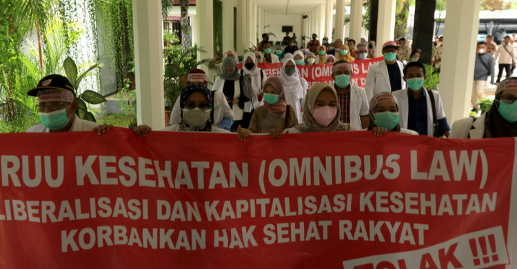 Nakes Demo Hari Ini Saat Nakes di Banyuwangi melakukan demo di kantor DPRD. Foto : Ist