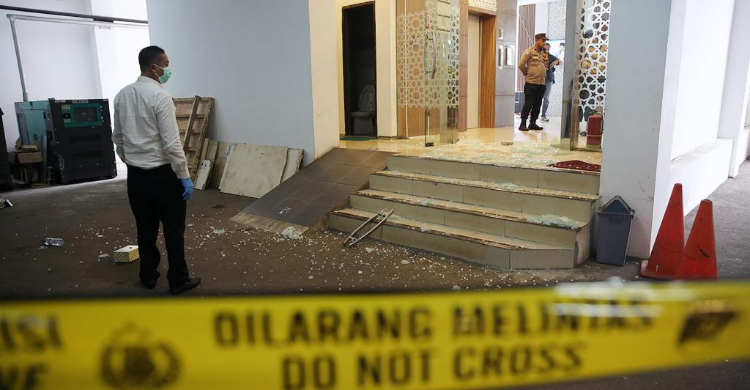 Kaca gedung MUI yang pecah karena ditembak.  Foto : Ist