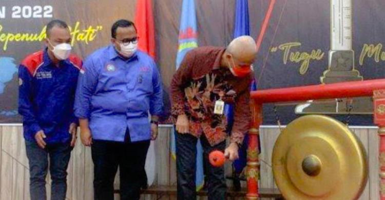 Presiden KSPSI Andi Gani (baju biru) dan Ganjar Pranowo pada acara beberapa waktu yang lalu. Foto : Ist