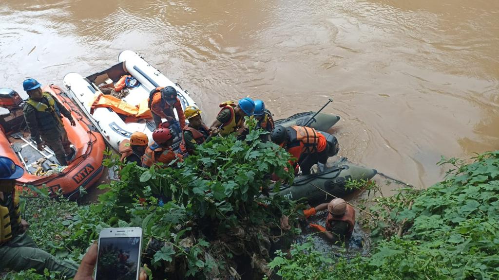 Nolong Anak Yang Kecebur, Ayah Ikut Hanyut Terseret Arus Tim penyelamatan gabungan tengah melakukan pencarian korban hanyut di Pamulang. Korban merupakan ayah dan anak. (dra)