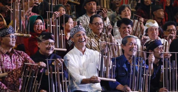 Gubernur Jawa Tengah Ganjar Pranowo saat berada di Saung Angklung Udjo, Bandung, Jawa Barat, Minggu (14/5).  Foto: Ist