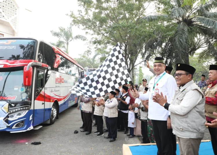 Bupati Tangerang A Zaki Iskandar saat melepas jamaah Haji dari Kabupaten Tangerang. Foto : Ist