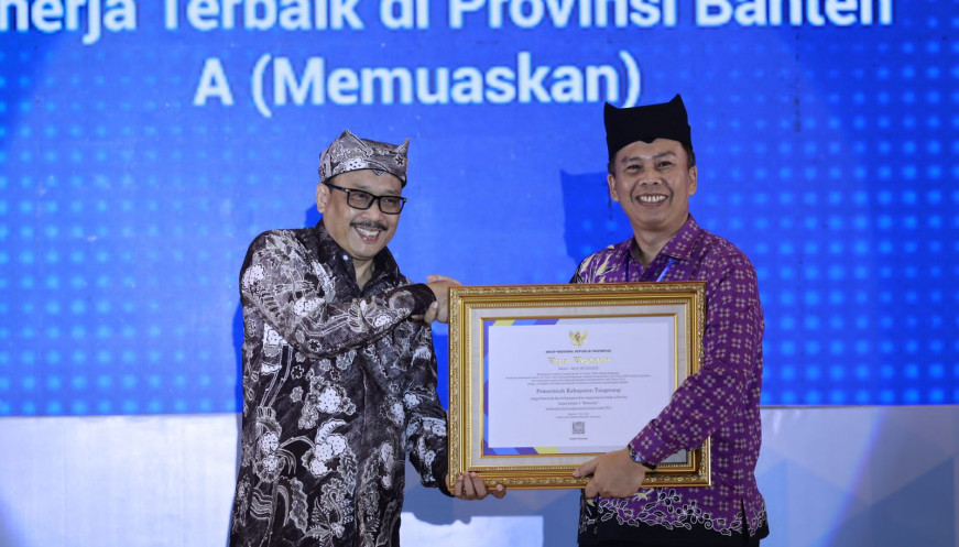 Pemkab Tangerang Kembali Raih Penghargaan Pengawasan Kearsipan Tingkat Nasional Kepala ANRI, Imam Gunarto memberikan secara langsung penghargaan kearsipan kepada Asisten Daerah III Administrasi Umum Kabupaten Tangerang, Firzada Mahali. Ist