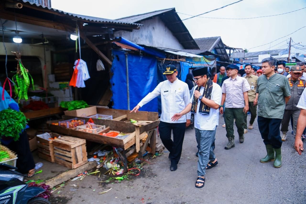 Pemkot Kembali Tertibkan Dan Tata Pedagang Pasar Ciputat Wakil Wali Kota Tangsel Pilar Saga Ichsan (dua kanan depan) saat memimpin penertiban dan penataan pedagang pasar Ciputat di dampingi Camat Ciputat H Mamat (kiri). (din)