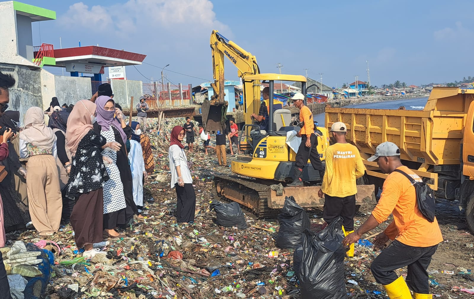 Pemprov Banten Turut Tangani Tumpukan Sampah di Pantai Labuan Kabupaten Pandeglang Foto : Humas Pemprov
