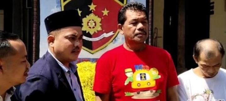 Penangguhan Sopir Bus Rombongan Warga Tangsel Yang Terjun Ke Jurang Guci Dikabulkan Romyani (kaos merah) sopir bus. Foto : Ist