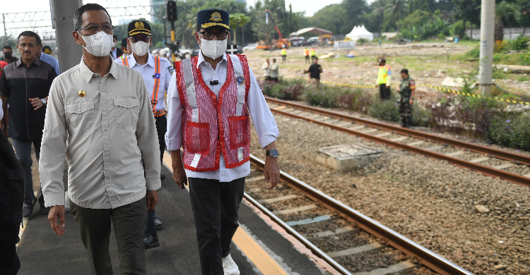 Pengembangan Tahap I Dipatok Rampung Tahun Ini Pj Gubernur DKI Hueru Budi Hartono (kiri) bersama Menhub Budi Karya Sumadi (kanan) saat sidak ke Stasiun Tanah Abang. Foto : Ist