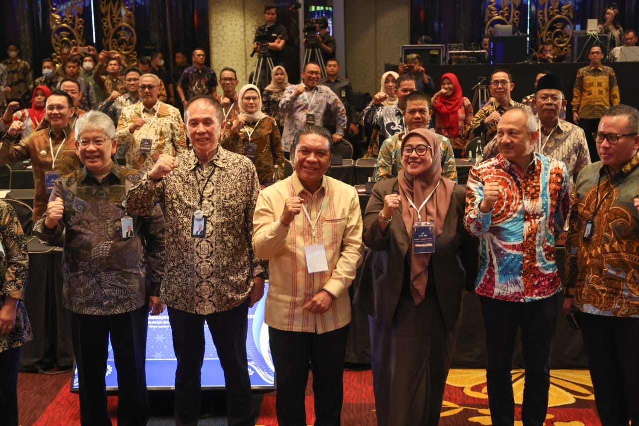 Pergantian Komisaris Perwakilan Provinsi Banten di bank BJB Disetujui Pj Gubernur Banten Al Muktabar (no 3 dari kiri) saat hadir pada RUPSLB Bank BJB. Foto : Humas Pemprov