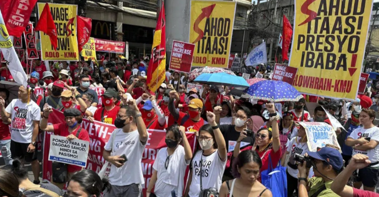 Peringatan May Day Di Berbagai Negara Tuntut Gaji Layak Ribuan buruh di Filipina berunjuk rasa saat memperingati Hari Buruh Internasional di dekat Istana Kepresidenan Malacanang di Manila. Foto : Ist