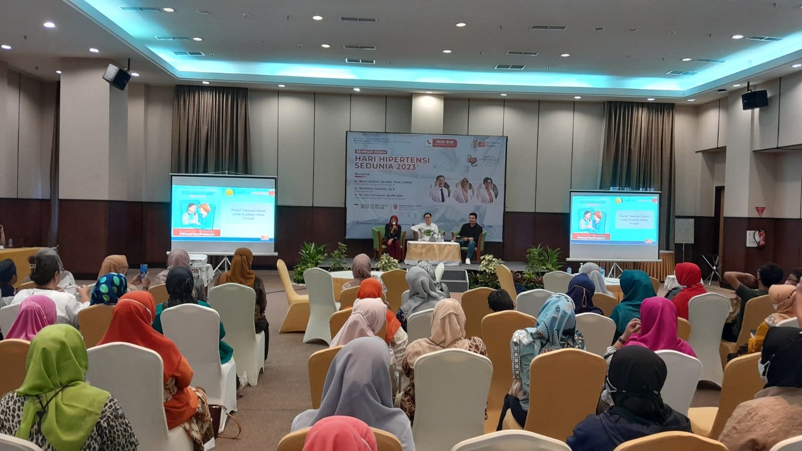 Peringati World Hypertension Day Peserta mengikuti seminar dalam Peringati World Hypertension Day.