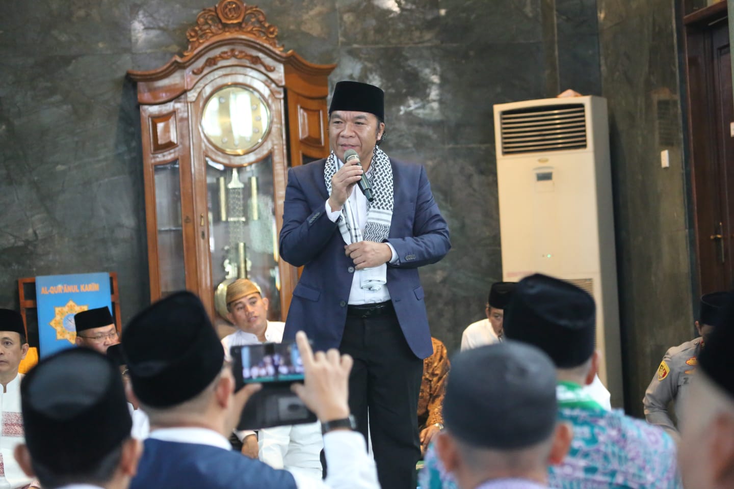 Pj Gubernur Al Muktabar Lepas Jamaah Haji Kloter Pertama Provinsi Banten Foto : Humas Pemprov